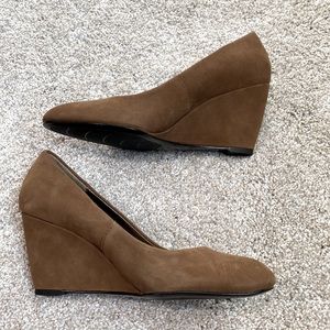 Wedge suede dress shoe. Bandolino.